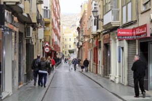 La calle Pedro Jover nace en la esquina con el Hospital Provincial y desemboca frente al Cuartel de la Misericordia.