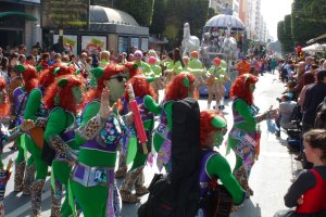 El Paseo de Almería se convirtió en el centro de la fiesta del Carnaval con un desfile que congregó a muchas Agrupaciones Carnavalescas y grupos part