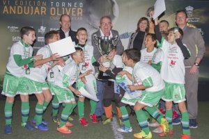 El Oriente celebrando el título.