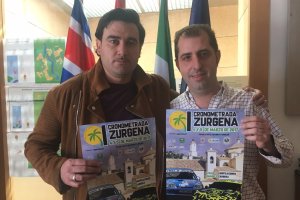 El alcalde y el concejal de Turismo con el cartel del Rally.