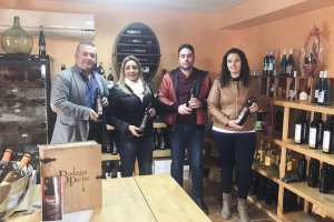 La diputada, durante su visita a las Bodegas Perfer.