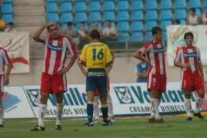 Lozano conoce bien el Almería y defendió con orgullo la rojiblanca.