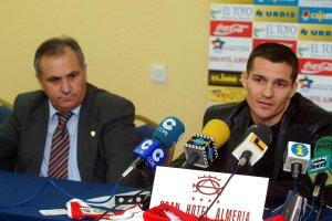 Esta imagen se puede volver a repetir: Alfonso presentando a Galca.