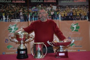 Ramón Sedeño con los tres títulos de la pasada temporada.
