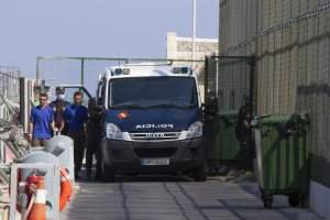 Jóvenes llegan al Puerto de Almería tras el rescate de una patera