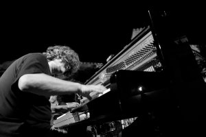 Chano Domínguez tocando el piano de La Guajira.