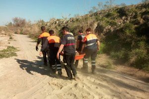 Traslado de la mujer accidentada, en una foto cortesía de Bomberos del Levante.