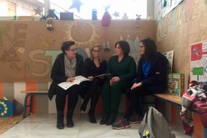 Reunión entre la concejal, directora del colegio y  miembros del profesorado.