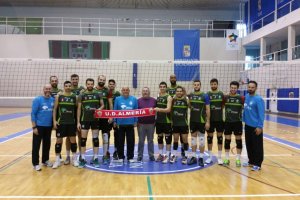La plantilla con Sedeño a la cabeza apoyando al Almería.