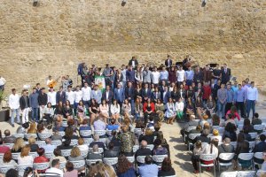 Los jóvenes subieron al estrado con las autoridades, durante el acto celebrado en el Castillo de San Andrés.