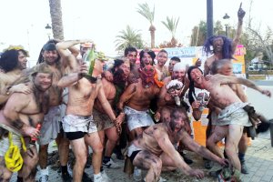 Máscaras  de Camisa o Peloteros en la Plaza de Overa dando rienda suelta a una tradición arraigada en la barriada.