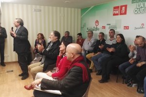En primer término, Odón Elorza y otros oradores en la sede del PSOE de Almería.
