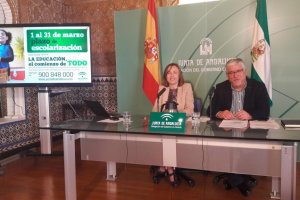 La delegada de Educación, Francisca Fernández, y el jefe de servicio de Planificación, Gabriel Mori.