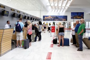 El edificio terminal de pasajeros actual con fotografías de la ciudad al fondo.