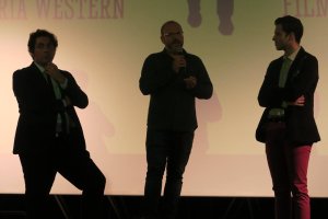 En Tabernas, Juan Gabriel García, Víctor Matellano y Andrés Acevedo durante la clausura del AWFF.