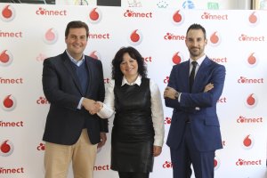 Mario Rangel, de Connect; María del Mar Ayala, del Colegio; y Luis Blanco, de Vodafone; tras la firma del acuerdo.