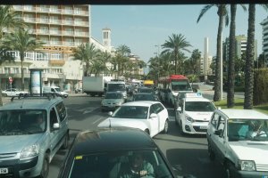 Atascos a la altura del Gran Hotel Almería por los agricultores.