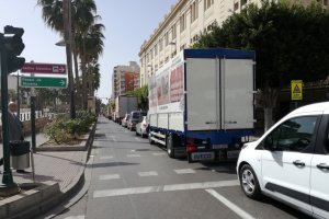 Largas filas de vehículos para protestar por los bajos precios