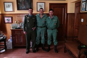 Iván castro acompañado del coronel Victor Badós y teniente coronel Manuel Navarro en acto de  entrega del estuche con la bala.