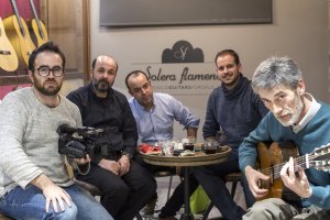 Los realizadores, con Mahmoud Tukmani, Jordi Franco y Carles Trepat, quien tiene en sus manos la mítica guitarra Invencible.