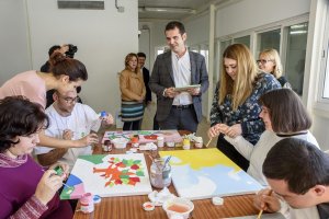 Visita del alcalde y la concejal de Familia a las instalaciones de la asociación.