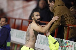 Borja Fernández regalando la camiseta a un aficionado.