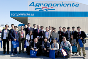 La delegación japonesa que visitó las instalaciones de Agroponiente.