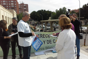 Fernando Plaza, de Marea Blanca, ante la puerta de la Bola Azul.