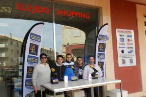 Equipo de elejidoshopping.es con los jugadores celestes.