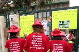 Acción reivindicativa de las madres de alumnos del colegio Ciavieja, disfrazadas de bomberas durante los últimos carnavales.