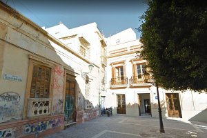 Plaza Julio Alfredo Egea, espacio que piden recuperar, con el IEA al fondo.