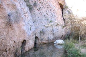 Imagen  de la antigua presa de captación de agua en el Río Aguas.