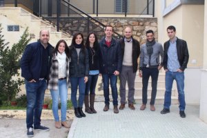 El delegado acompañado por profesionales en su visita al centro huercalense.