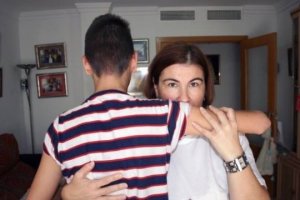 Imagen de Alejandro y su madre de la recogida de formas en un portal digital.