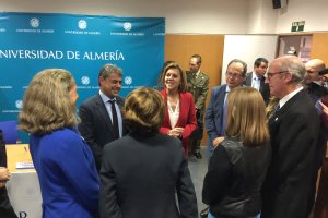 El rector Carmelo Rodríguez y la ministra Dolores de Cospedal en el acto de firma de la UAL