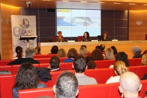 La directora del ITSS, Lidia León, acompañada de María del Mar Ayala (Graduados Sociales) y  Fuensanta López (Laboralistas)