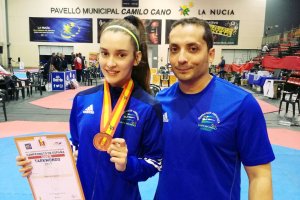 Aitana Fernández con su entrenador.