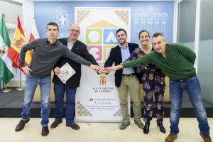 Carlos Sánchez junto a los representantes de los comerciantes