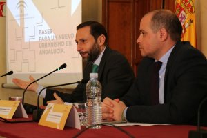 Márquez,  junto a Martínez, durante su intervención en la jornada sobre la LOUA.