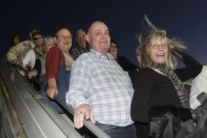 Pasajeros suecos, llegando a Almería en una de las primeras operativas desarrolladas por Diputación.