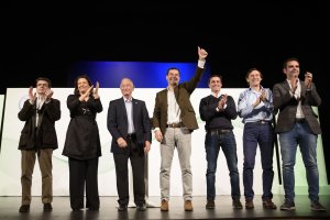 Foto de dirigentes del PP con Moreno al acabar el acto.