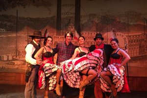 El equipo de produccio´n con las bailarinas y actores de MiniHollywood.