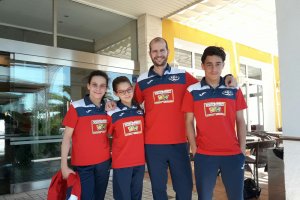 Nadadores del Club de Natación de Adra junto a su entrenador.
