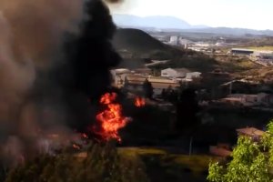 Situación del incendio hace minutos en un vídeo grabado por una vecina.