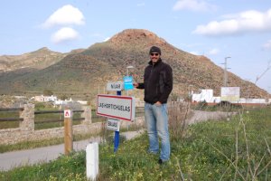 Fernando Rodríguez con un ejemplar de Tiburones, musas y perros en Las Hortichuelas, donde vive.