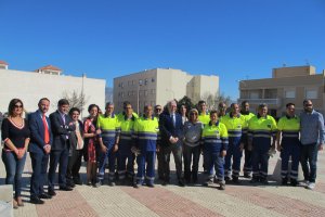 El consejero  presentó ayer los planes de empleo en Roquetas y estuvo con los empleados de la limpieza viaria.