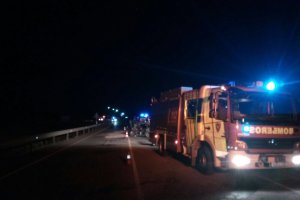 Efectivos de los bomberos atendiendo el accidente en una imagen del parque de Turre.