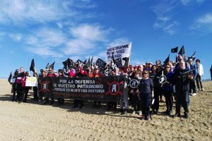 Amigos de la Alcazaba en su protesta de esta mañana.