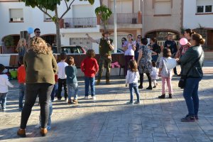 Inauguración de la plaza Puertosol de Roquetas de Mar con la presencia del alcalde y numerosos vecinos.