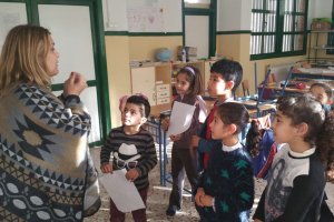 Visita de la concejal de Bienestar Social, Mónica Sánchez, al Aula de Día.